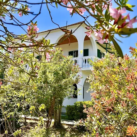 Astra House By Dadovillas * Astrakeri