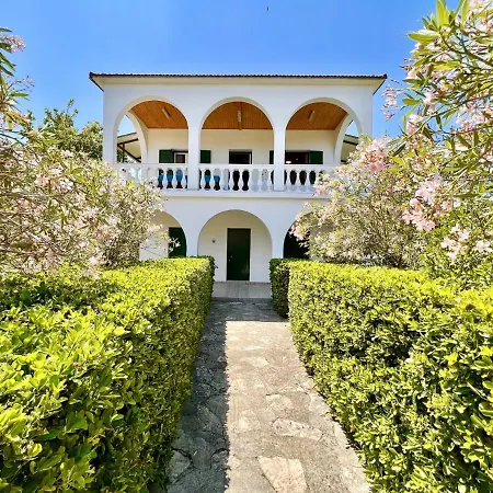 Astra House By Dadovillas