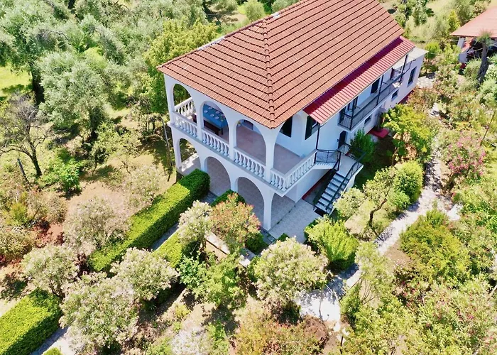 Astra House By Dadovillas