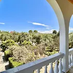 Astra House By Dadovillas Vila