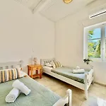 Astra House By Dadovillas Vila Astrakeri